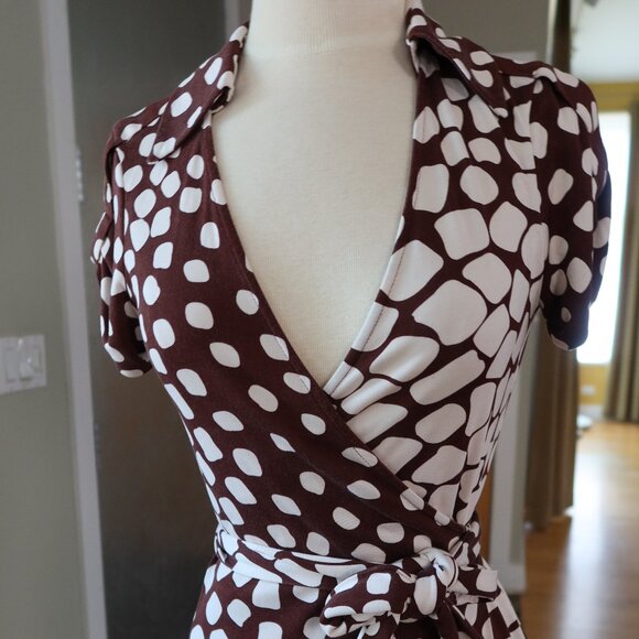 Diane von Furstenberg DVF $285 "Jilda" 100% silk wrap blouse top brown/ivory 2 - Picture 1 of 16